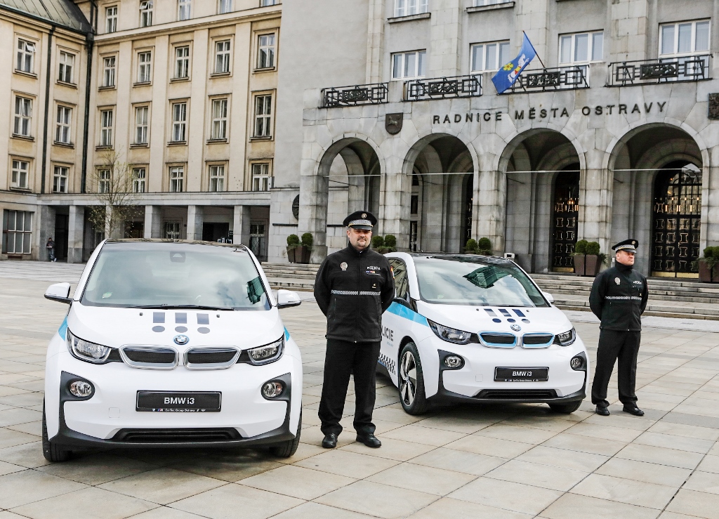 Strážníci u svých automobilů. Ilustrační snímek: MMO Strážníci u svých automobilů. Ilustrační snímek: MMO